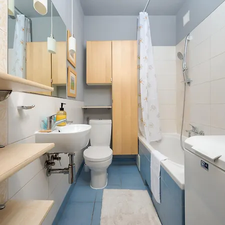 With Friends In By Bookinghost ורשה