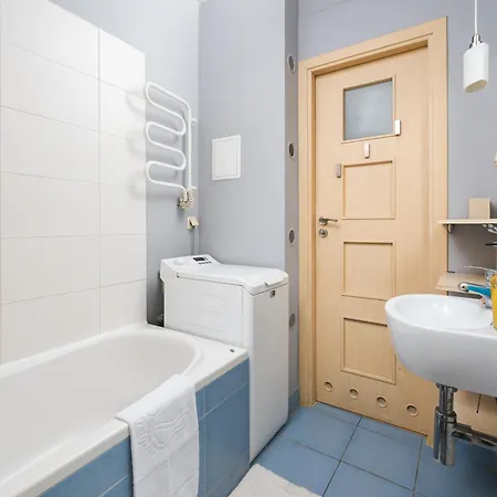 With Friends In By Bookinghost ורשה