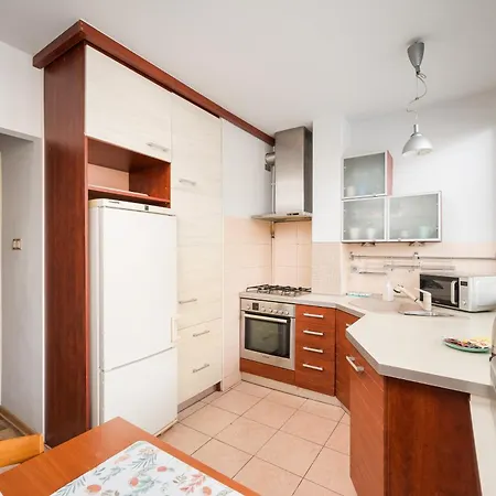 With Friends In By Bookinghost * ורשה